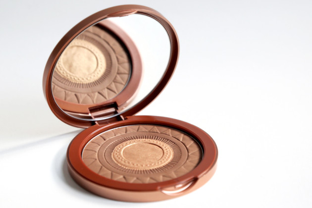 Lise Watier Sun Bronzing Powder review swatches