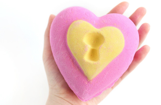 LUSH bath bomb review - love locket