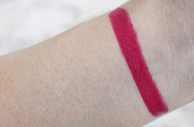 charlotte-tilbury-the-queen-swatch-matte-revolution-review