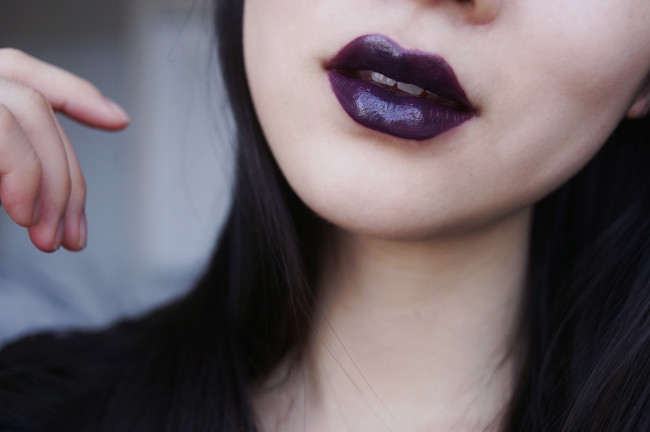 Make Up For Ever Artist Acrylip dark purple swatch