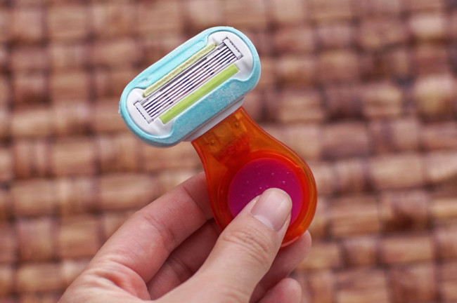 Travel sized razor Venus Snap